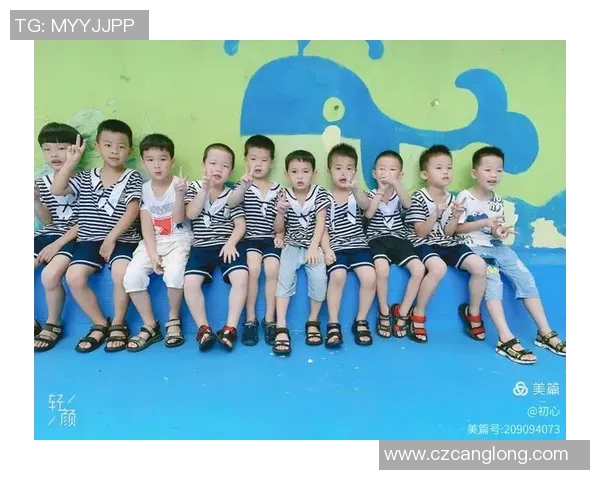 小萌娃与足球明星亲密互动瞬间引发全场欢笑与感动