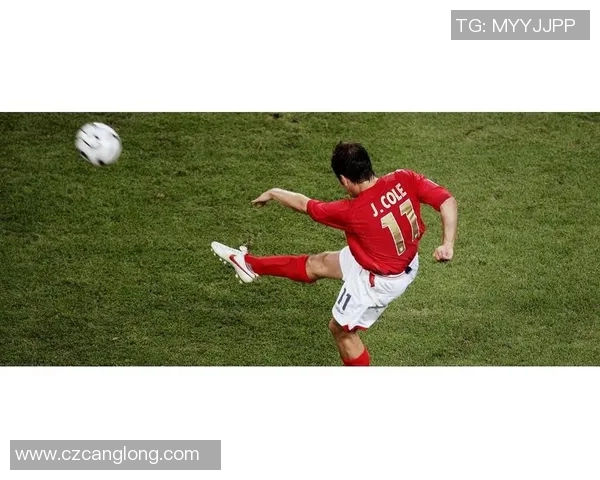 英格兰足球明星任意球技巧解析与经典瞬间回顾 英格兰足球明星任意球技巧解析与经典瞬间回顾